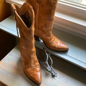 Vintage cowboy boots, Low heel cute details perfect color goes with everything